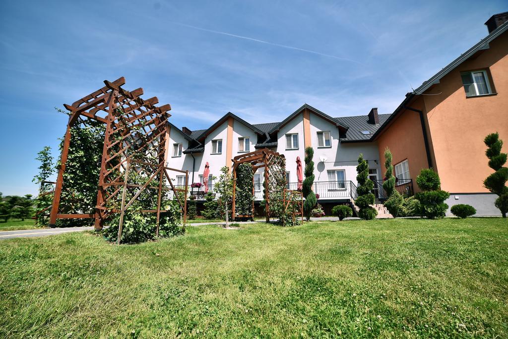 Hotel Restauracja Lorenzo Stopnica Экстерьер фото